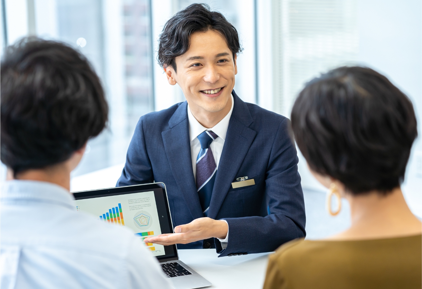 夫婦に資料を見せながら説明する男性