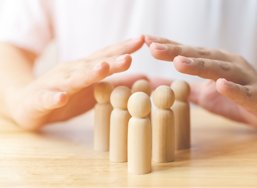 木製のおもちゃを両手で包み込む写真