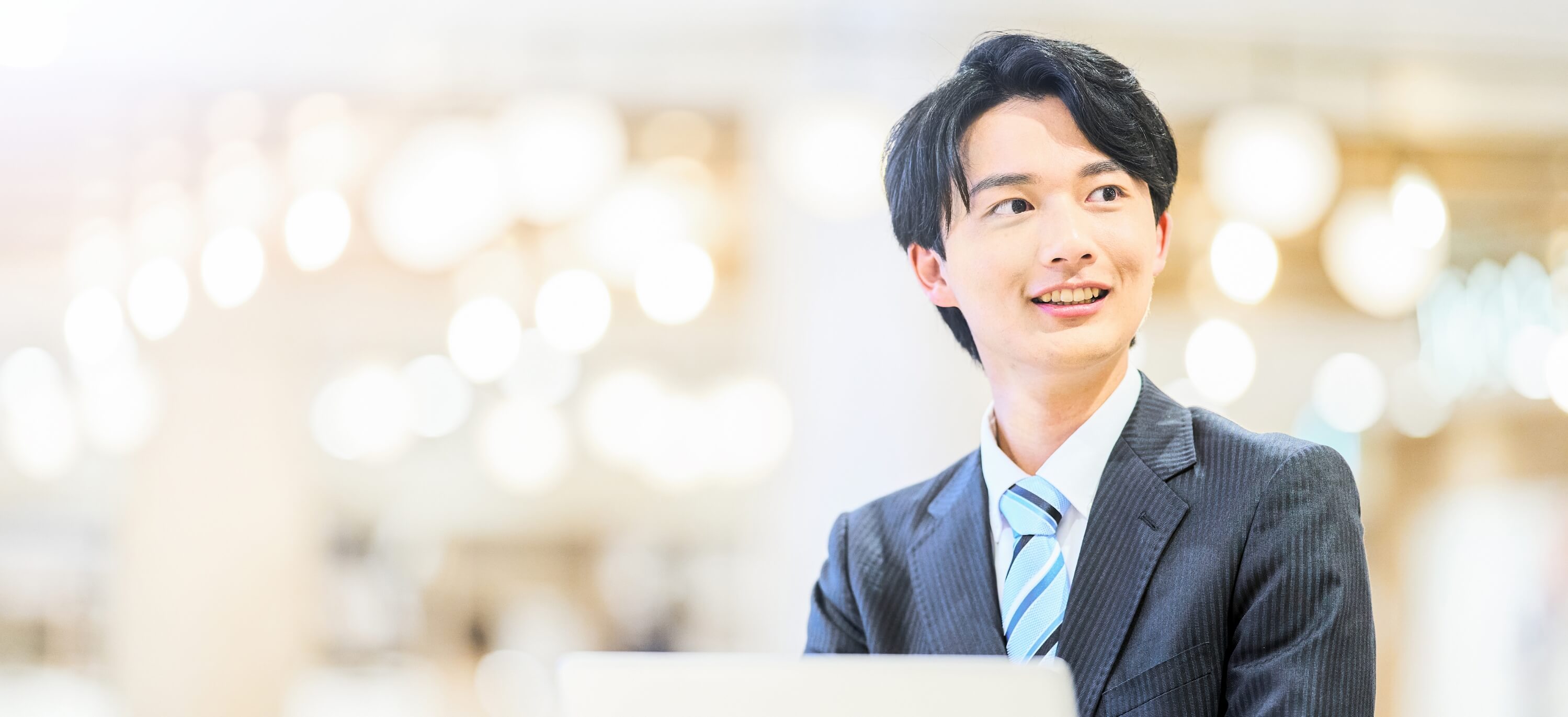 微笑むスーツ姿男性