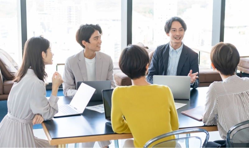 話し合う複数人の社員