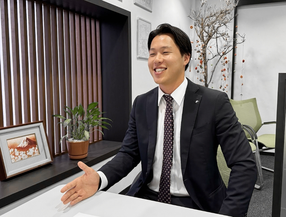 クライアントと話す営業職男性社員