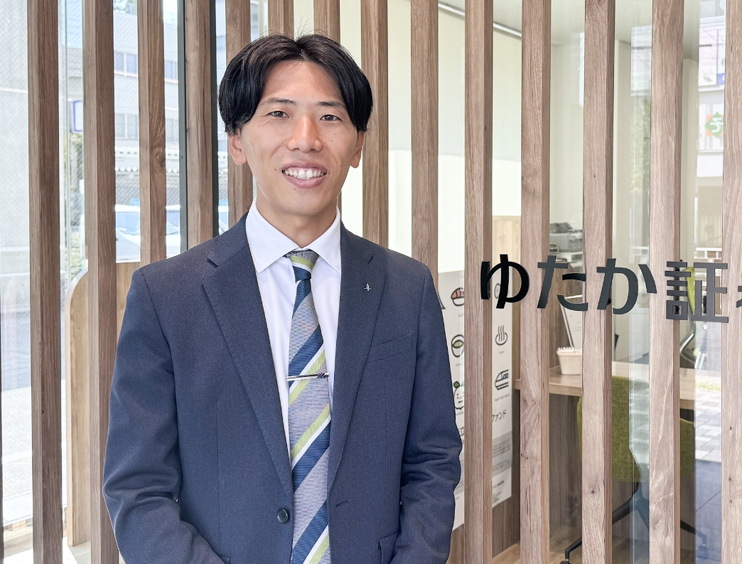 微笑む男性営業職員